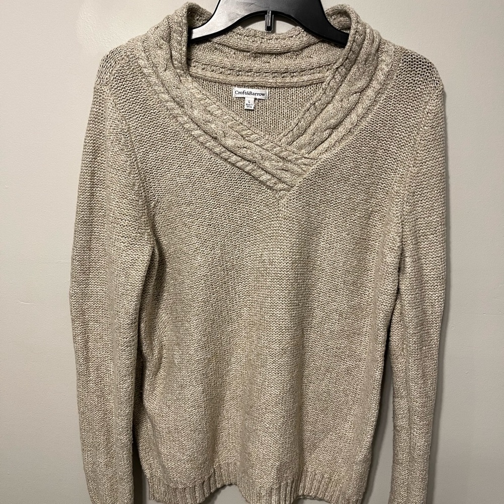 Cable knit vneck oatmeal colored sweater size large in women
